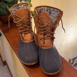 Size 9 Rain Boots - see pics